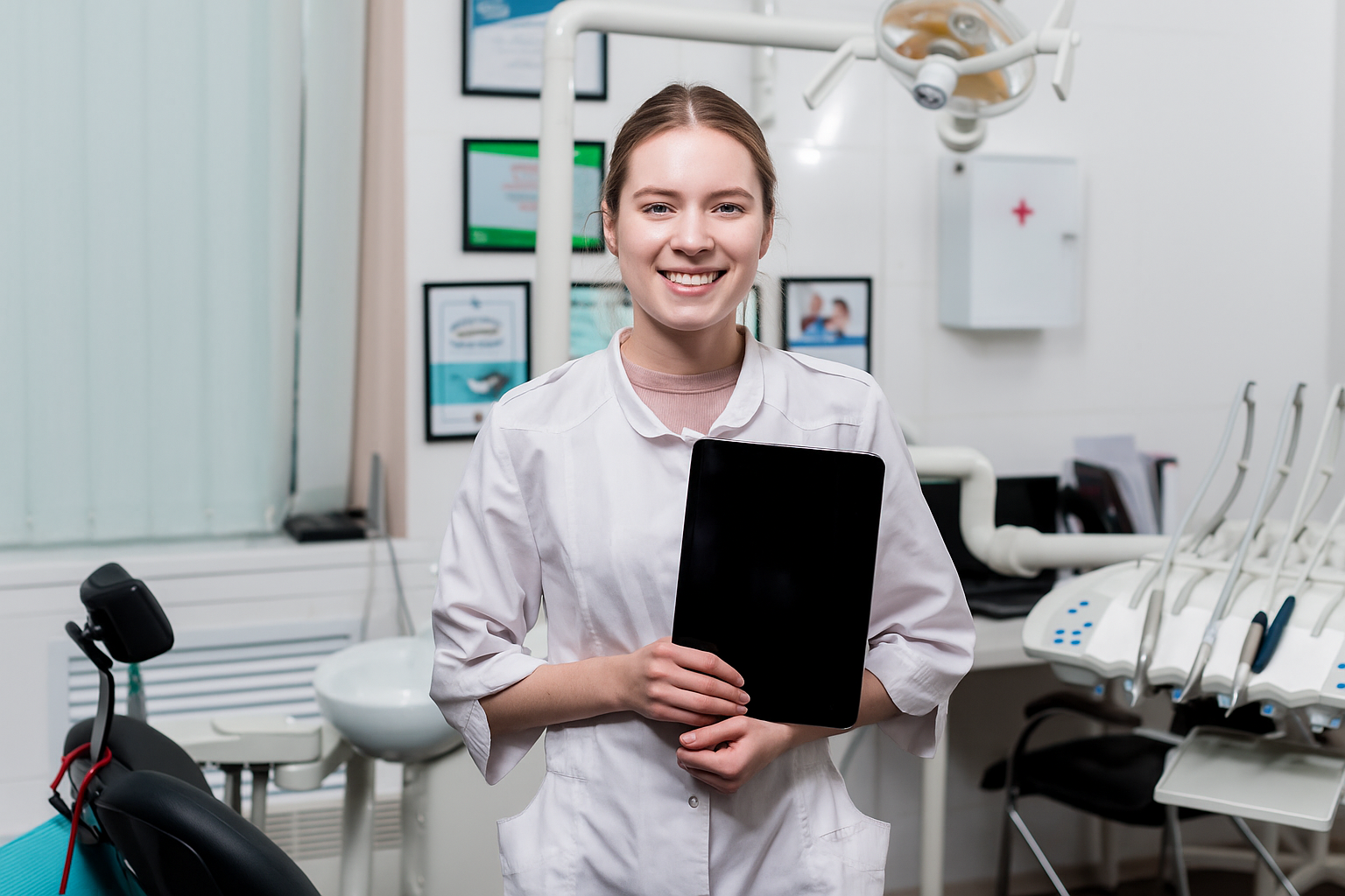 20251120_1742_Dentista con Tableta_remix_01kaht7zbdf01vpb15f48eazb5